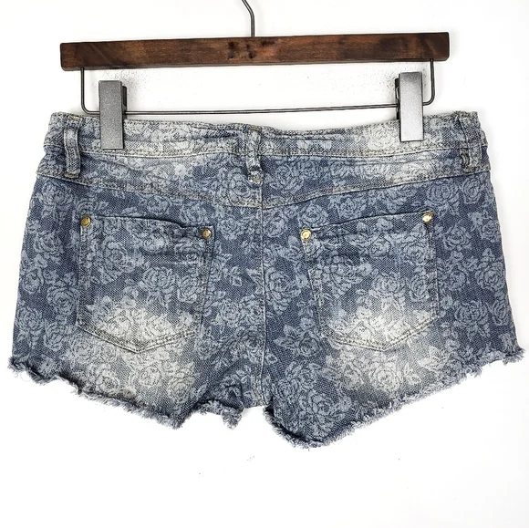 ARDEN B White Lace Print Low Rise Cutoff Denim Shorts Size: 8 - Picture 2 of 6